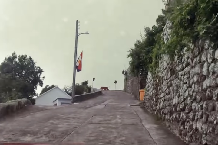 Mas a estrada acabou ganhando fama porque ela foi inteiramente construída à mão pelos próprios moradores locais, entre 1938 e 1963.