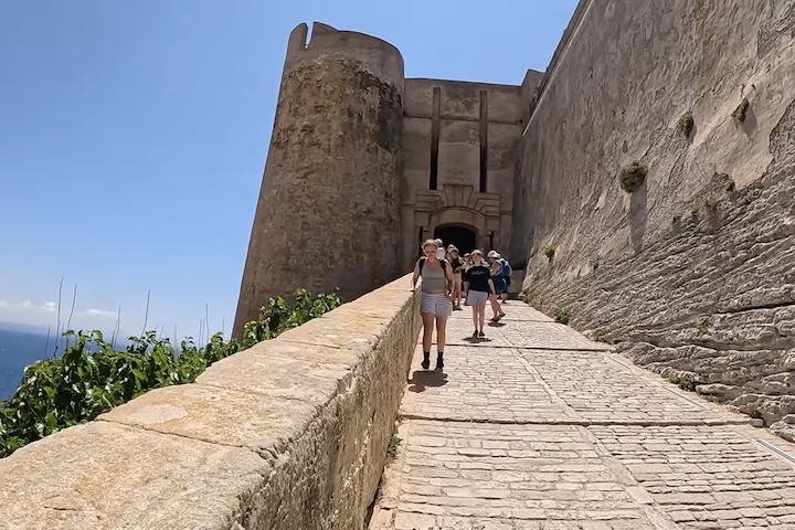 Hoje em dia, apesar de ter apenas aproximadamente 3 mil habitantes, Bonifacio recebe uma multidão de turistas durante o verão.
