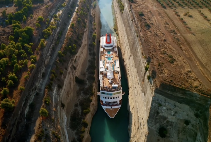 Canal de Corinto com 21 metros de largura é uma das passagens mais temidas do mundo - Reprodução/YouTube