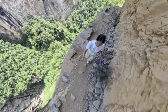 Estrada de tábuas construída por moradores locais em penhasco de 200 metros de altura impressiona na China - Reprodução/YouTube