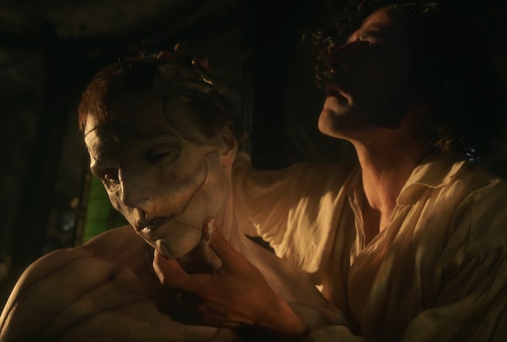 Lançado nos cinemas em outubro de 2025, o longa adapta o clássico de Mary Shelley focando no embate entre criador e criatura.