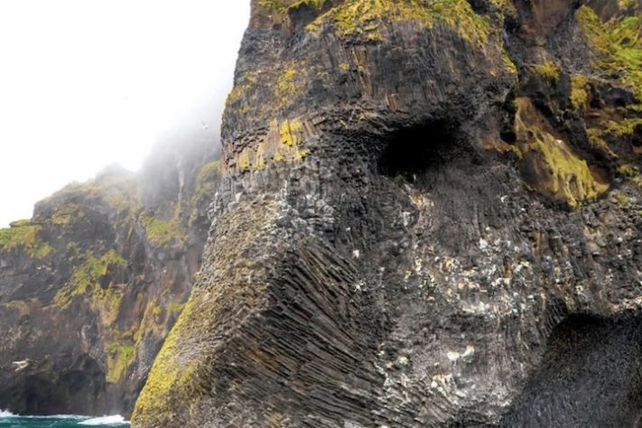 Formação rochosa em ilha da Islândia impressiona por semelhança com elefante gigante - Reprodução/Instagram @h0rdur