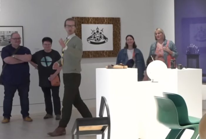 Guia rabugento faz sucesso em museu da Alemanha e viraliza nas redes sociais - Reprodução/YouTube