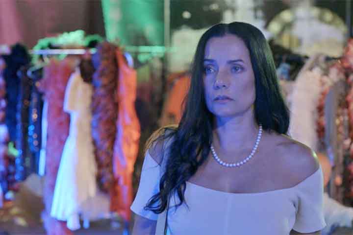 O reconhecimento ocorreu por sua atuação no longa-metragem brasileiro “Estranhos na Noite”, com direção de Walther Neto. Além do papel principal, a artista assinou o roteiro e a coprodução de uma das histórias que compõem a narrativa do filme.
