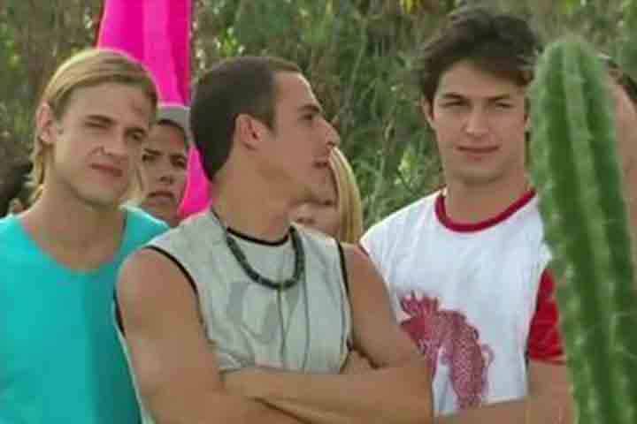 Sua estreia na TV aconteceu em 2004, com uma breve aparição na novela “Da Cor do Pecado”, da Rede Globo. 
