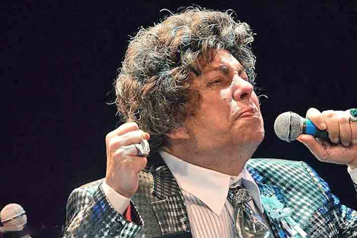 Cauby Peixoto foi uma das vozes mais singulares da música brasileira e um dos intérpretes mais marcantes do século 20, conhecido tanto pela técnica vocal impecável quanto pelo estilo exuberante. 
