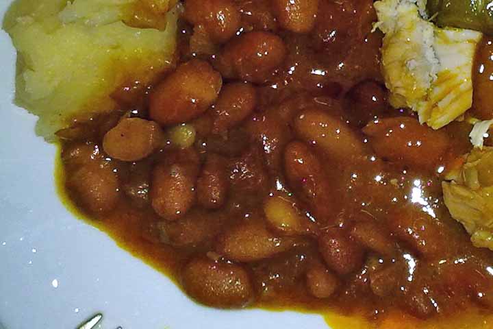 Na culinária, pratos como o feijão-de-óleo e o uso do óleo de dendê também remetem à tradição alimentar angolana.
