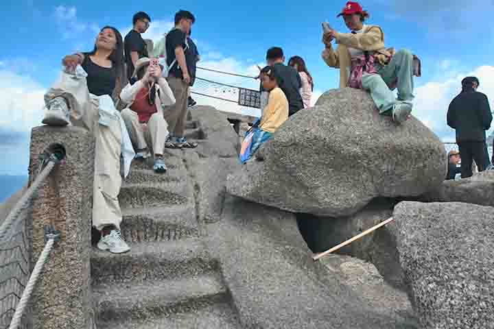 Muitos visitantes relatam pânico, vertigem e forte desgaste ao longo do trajeto. 