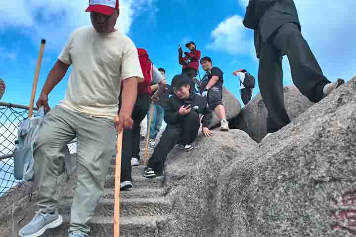 O percurso é um desafio físico e psicológico, sendo necessário muitas vezes resgatar caminhantes que não suportam o esforço ou o medo de altura.