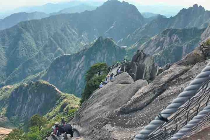 Pico Tiandu: trilha de 3.888 degraus, Huangshan, China - Reprodução do youtube Canal Travel East