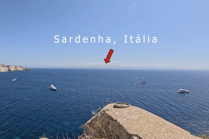 Essa trilha leva a um mirante de onde se pode avistar até terras italianas.