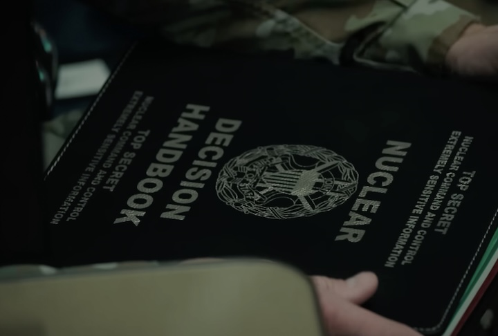 A presenÃ§a da famosa â??bola de futebolâ? â?? pasta que acompanha o presidente com opÃ§Ãµes de retaliaÃ§Ã£o em casos de ataque nuclear â?? tambÃ©m recebeu elogios do pesquisador Stephen Schwartz. 