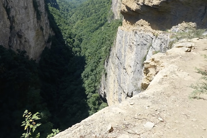 Eles abriram um estreito canal direto na rocha que também funcionava como trilha e chegavam a trabalhar por horas suspensos sobre o abismo. 