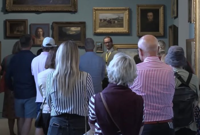 Guia rabugento faz sucesso em museu da Alemanha e viraliza nas redes sociais - Montagem/Reprodução/Instagram