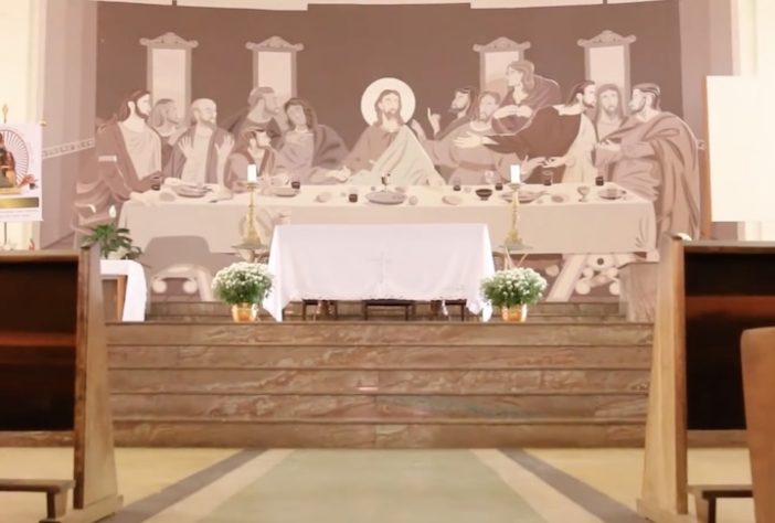 Locutor critica obra de restauração da Santa Ceia e é agredido por padre ao vivo - Reprodução 