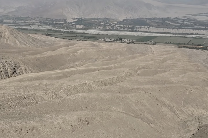 Ao longo do tempo, o mistério deu origem a teorias que variavam de práticas religiosas a ideias sobre civilizações desaparecidas ou visitas extraterrestres.