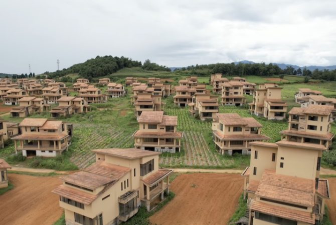 Viraram abrigos de pássaros: vila em província da China tem mais de 100 mansões abandonadas