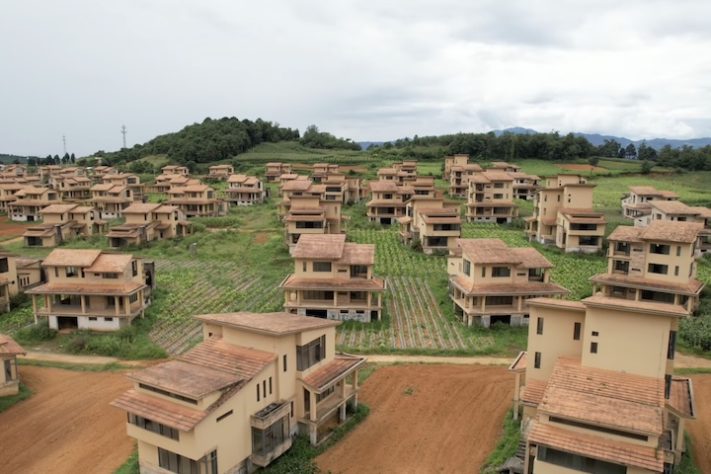 Vila com mais de 100 mansões de luxo abandonadas chama a atenção em província da China - Reprodução/YouTube