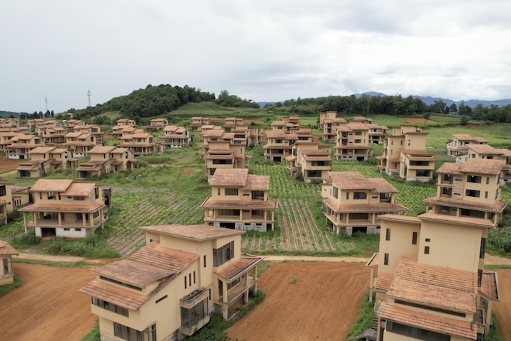 Viraram abrigos de pássaros: vila em província da China tem mais de 100 mansões abandonadas