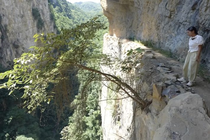 Estrada de tábuas construída por moradores locais em penhasco de 200 metros de altura impressiona na China - Reprodução/YouTube
