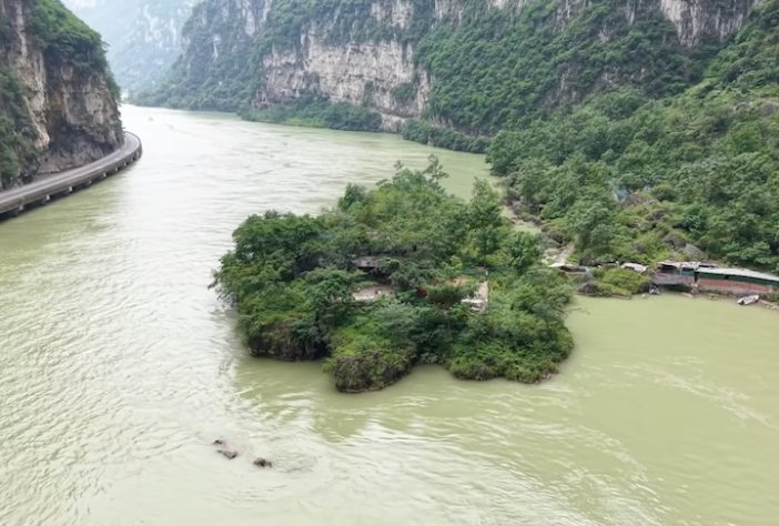 Família vive isolada em ilha no meio de um rio profundo e cercado por cânions - Reprodução/YouTube