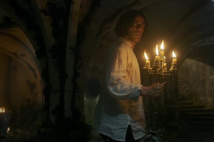 Para recriar a atmosfera gótica e sombria do romance de Mary Shelley, a produção filmou em locações históricas, como mansões, palácios e catedrais europeias.