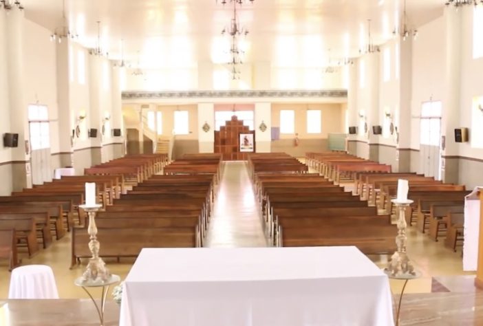 Locutor critica obra de restauração da Santa Ceia e é agredido por padre ao vivo - Reprodução/YouTube