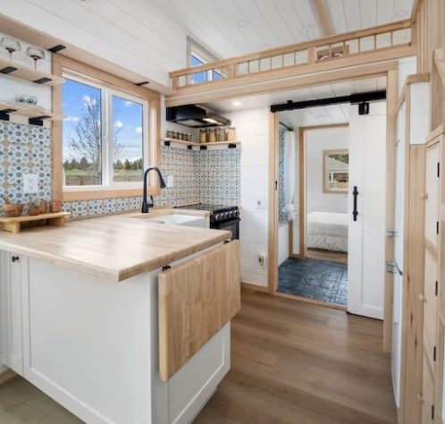 Minicasa de 26 m² tem mezanino e até banheira — Divulgação/Spindrift Homes