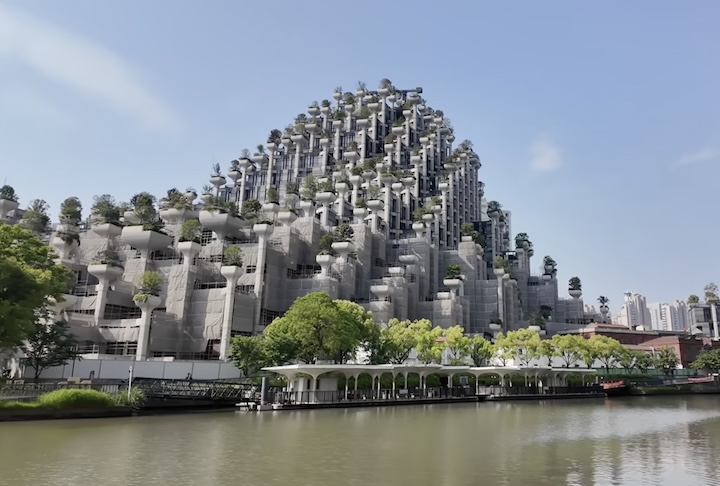 De nome oficial Tian’an Qianshu Shopping Mall, a estrutura tem 300 mil m² de área construída e foi concebida como uma espécie de colina artificial. 