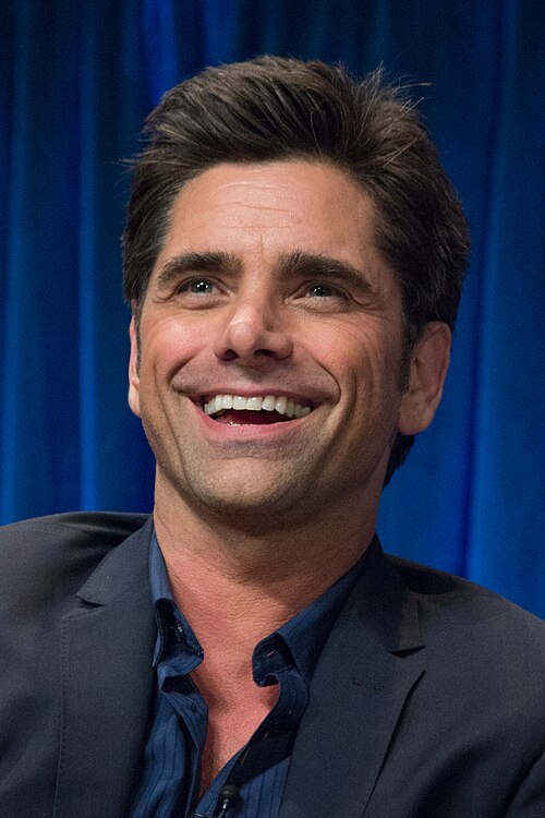 <p>John Stamos – Nascido em Cypress, California, em 19/8/1963, tem ascendência grega pelo pai, com raízes vindas do Peloponeso. O sobrenome reflete essa origem diretamente.</p>
