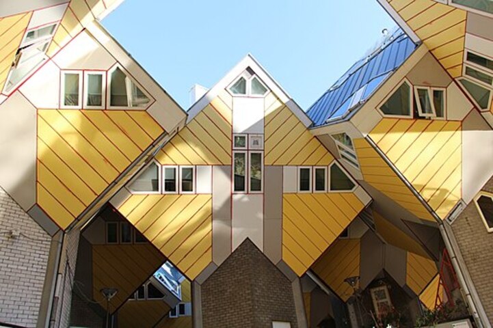 O projeto busca aproveitar melhor o espaço da cidade ao elevar as áreas habitáveis, distribuídas em três níveis. As estruturas exigem móveis adaptados devido às paredes e janelas inclinadas.