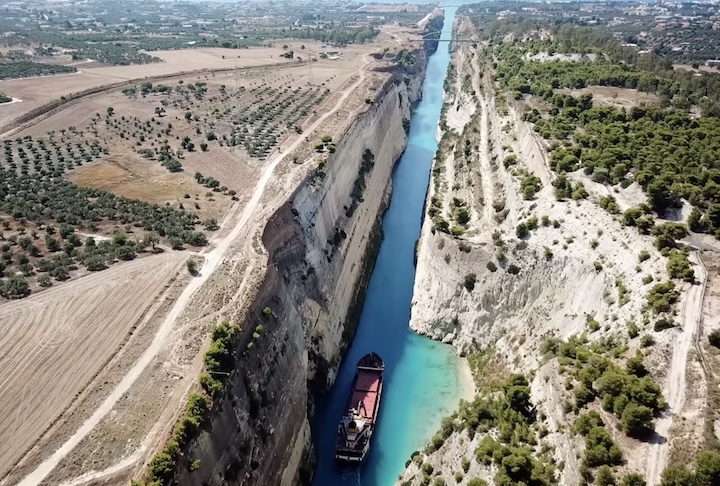 A navegação pelo Canal de Corinto é considerada uma proeza de 
