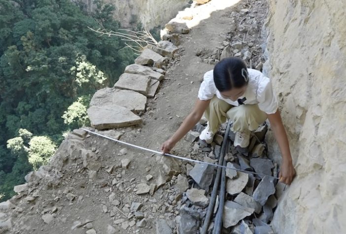 Estrada de tábuas construída por moradores locais em penhasco de 200 metros de altura impressiona na China - Reprodução/YouTube