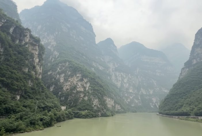 Família vive isolada em ilha no meio de um rio profundo e cercado por cânions - Reprodução/YouTube