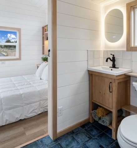 Minicasa de 26 m² tem mezanino e até banheira — Divulgação/Spindrift Homes