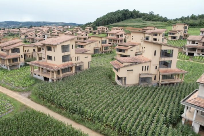 Vila com mais de 100 mansões de luxo abandonadas chama a atenção em província da China - Reprodução/YouTube