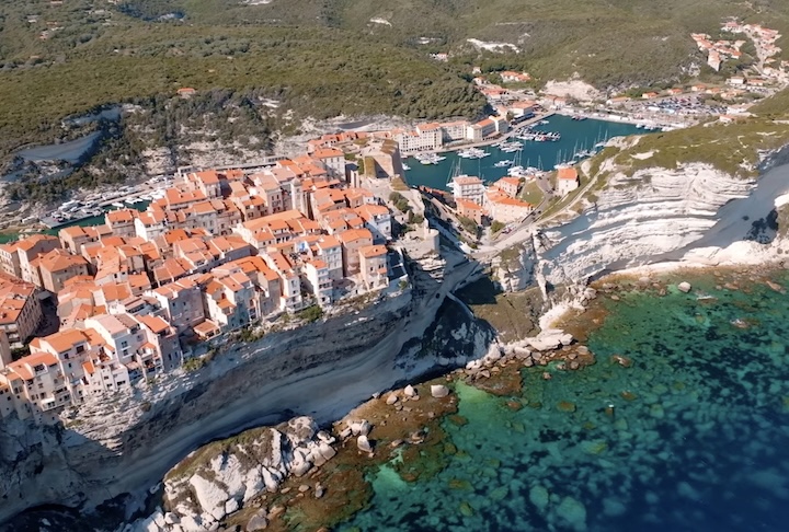 Embora Bonifacio possa ser visitada em qualquer época, o período entre maio e setembro é apontado como o mais favorável devido ao clima ameno e ao mar de tons azul-turquesa.