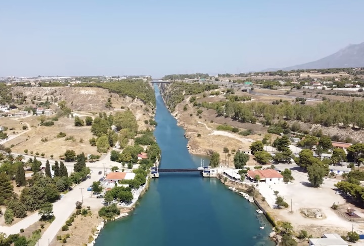 Hoje, apesar de ter deixado de ser essencial para o comércio internacional, o Canal de Corinto se consolidou como um ícone turístico e uma façanha de engenharia. 