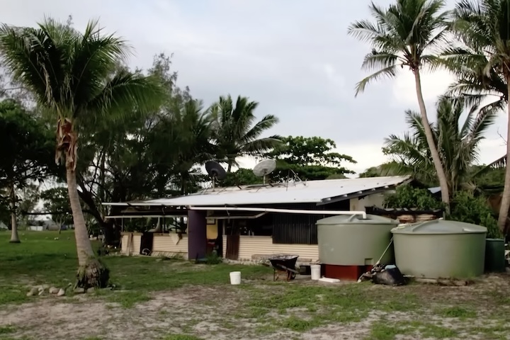 Em 2017, ele chegou a receber ameaças de despejo do governo, mas conseguiu renovar sua permissão desde que mantivesse o local limpo e preservado.