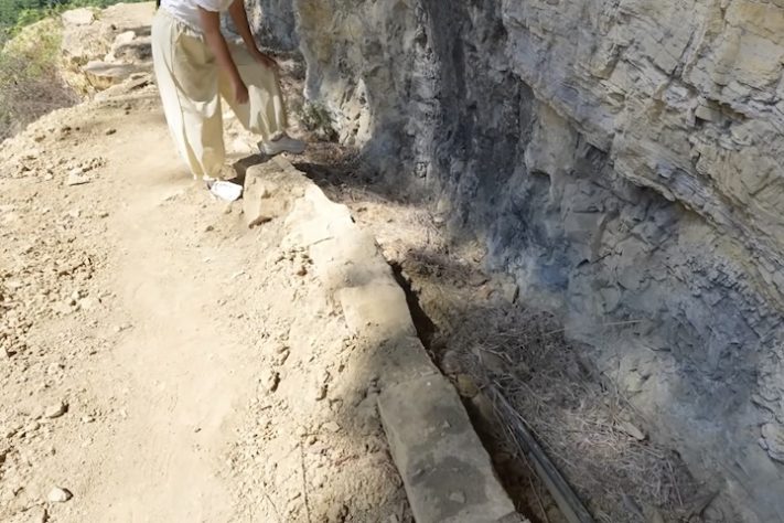 Estrada de tábuas construída por moradores locais em penhasco de 200 metros de altura impressiona na China - Reprodução/YouTube