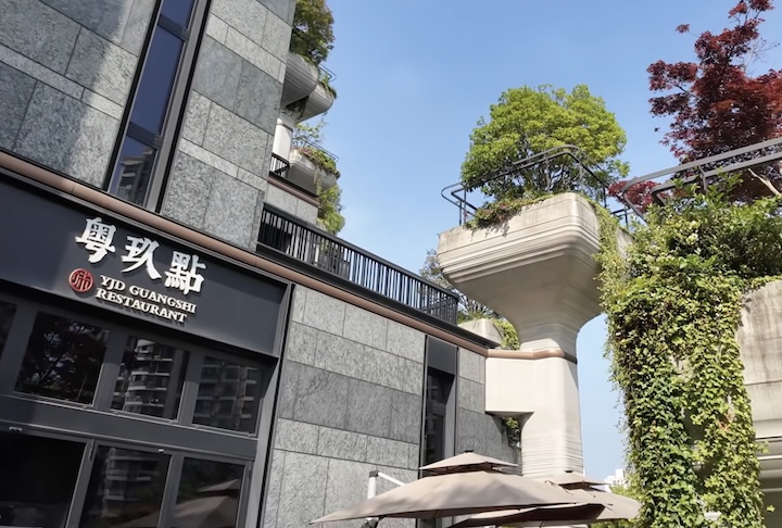 Com a construção do edifício, uma área que antes ficava abandonada se tornou um novo polo de cultura, lazer e comércio.