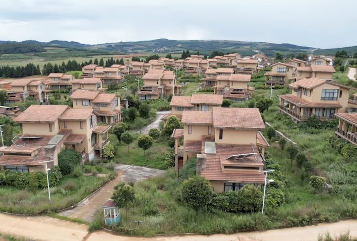 As obras estão paralisadas há cerca de sete a oito anos, e o que seria um bairro de luxo se transformou em uma paisagem peculiar. 