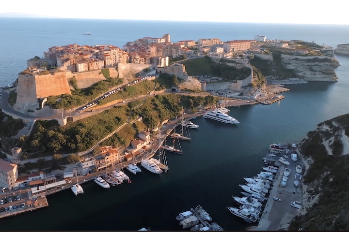 Para chegar a Bonifacio, é preciso pegar um avião ou um ferry boat até Córsega. O restante do percurso é feito por via terrestre.  