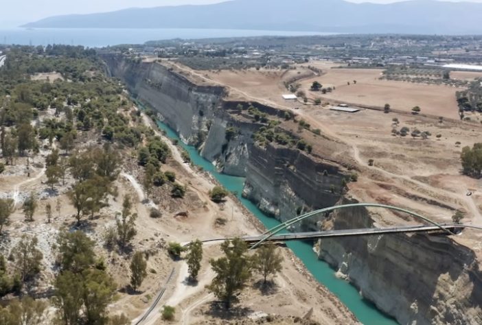 Canal de Corinto com 21 metros de largura é uma das passagens mais temidas do mundo - Reprodução/YouTube