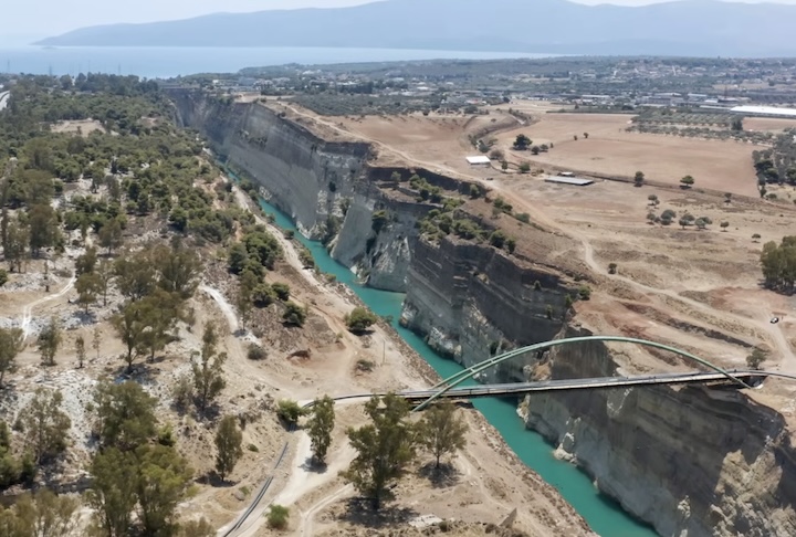 Porém, para reduzir custos, o canal foi feito estreito demais, tornando-se obsoleto já no momento de sua inauguração, incapaz de atender à crescente frota de navios de aço.