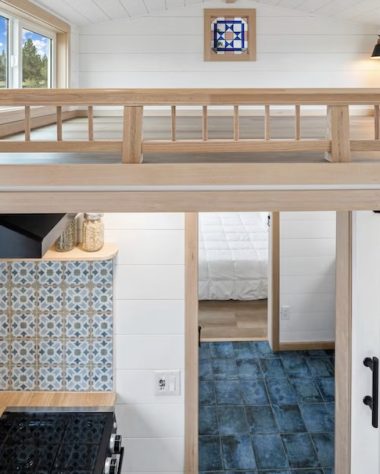 Minicasa de 26 m² tem mezanino e até banheira — Divulgação/Spindrift Homes