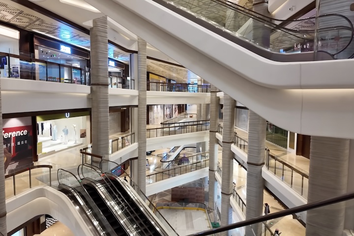 Internamente, o local funciona como shopping, com mais de 90 lojas, 63 restaurantes e amplos espaços de convivência. 