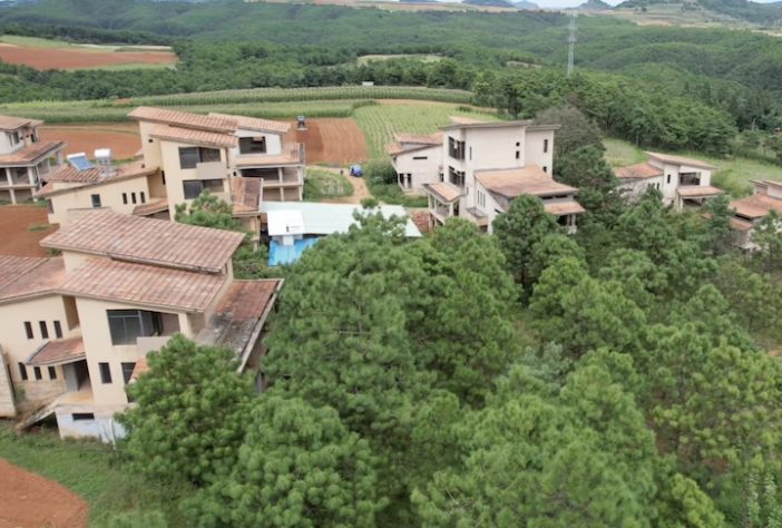 Vila com mais de 100 mansões de luxo abandonadas chama a atenção em província da China - Reprodução/YouTube