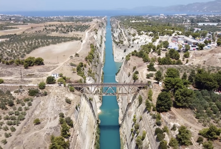 ConstruÃ­do em 1893, o Canal de Corinto Ã© uma via navegÃ¡vel de 6,3 km de extensÃ£o que corta o Istmo da GrÃ©cia. 