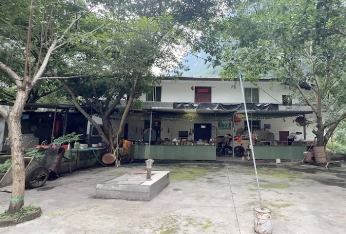 Família vive isolada em ilha no meio de um rio profundo e cercado por cânions - Reprodução/YouTube